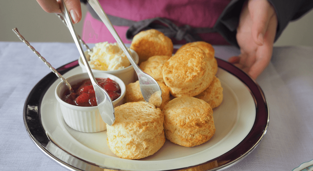 焼き上がったスコーンのの写真