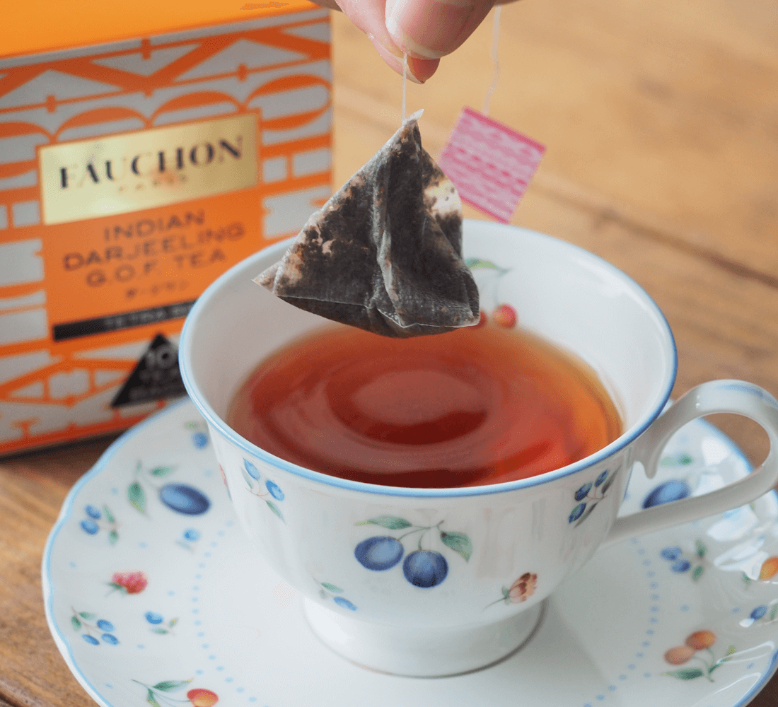 ティーバッグを引き上げている写真