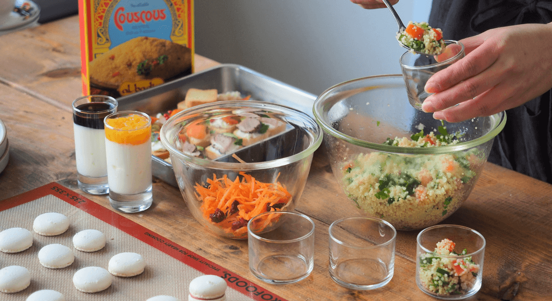 ティーフーズを盛り付けている写真