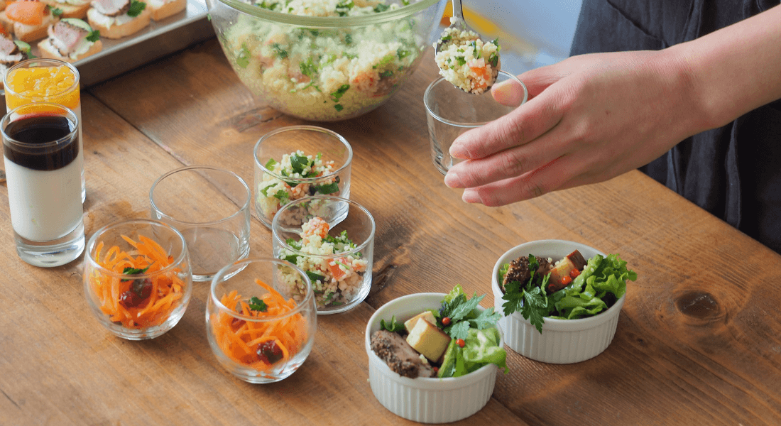 ミニグラスに前菜を盛り付けている写真