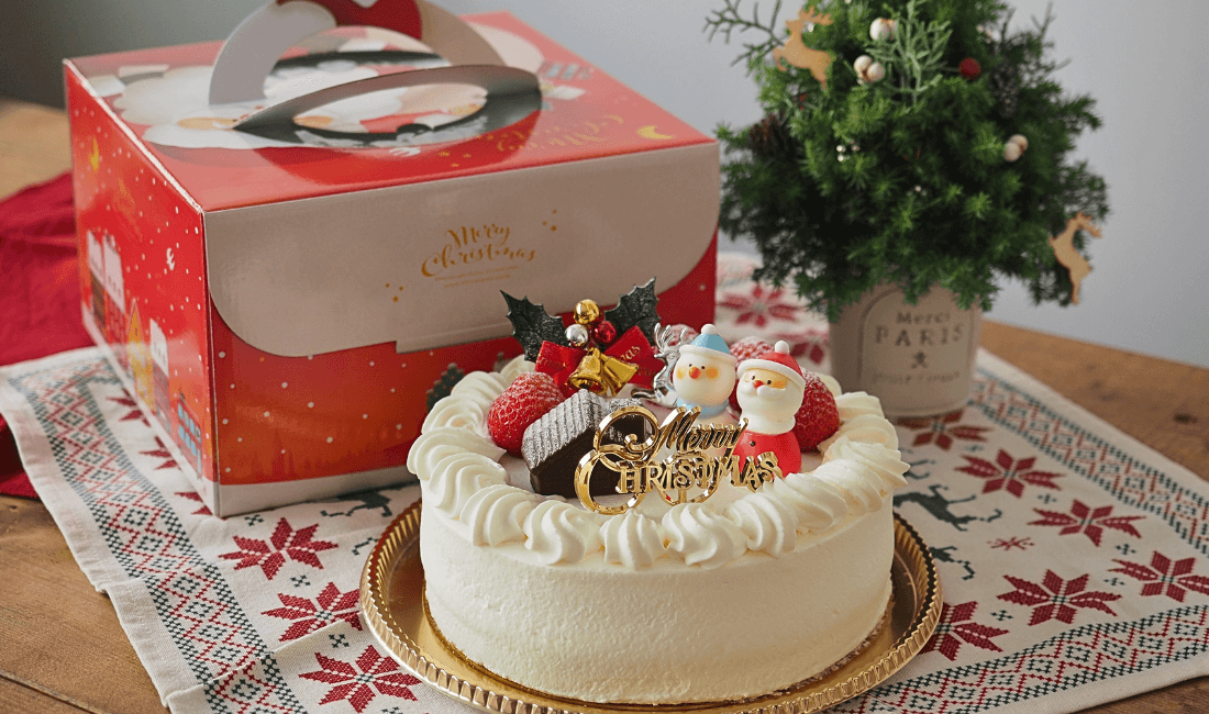 クリスマスケーキとケーキ箱の写真