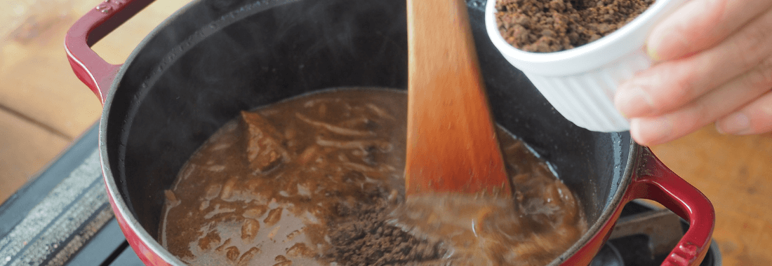 カレールウを加えている写真