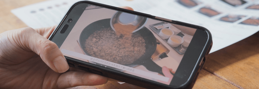 カレーキットの動画を見ている写真