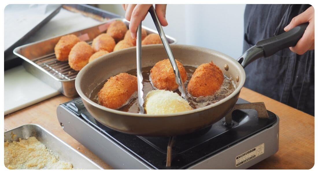 カレーパンを揚げている写真