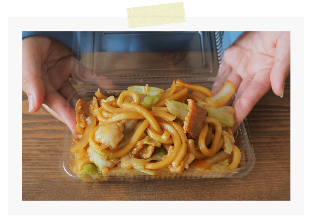 <span>ホルモンうどん</span>香ばしく焼いたホルモンの旨みと、濃厚なタレが絡んだうどんが絶妙にマッチ。</span>