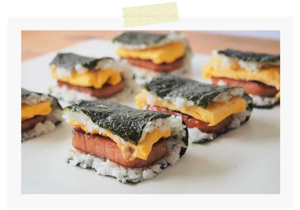 <span>ポークたまごおにぎり</span>沖縄のソウルフード「ポークたまごおにぎり」。手軽なのに満足感たっぷり! </span>