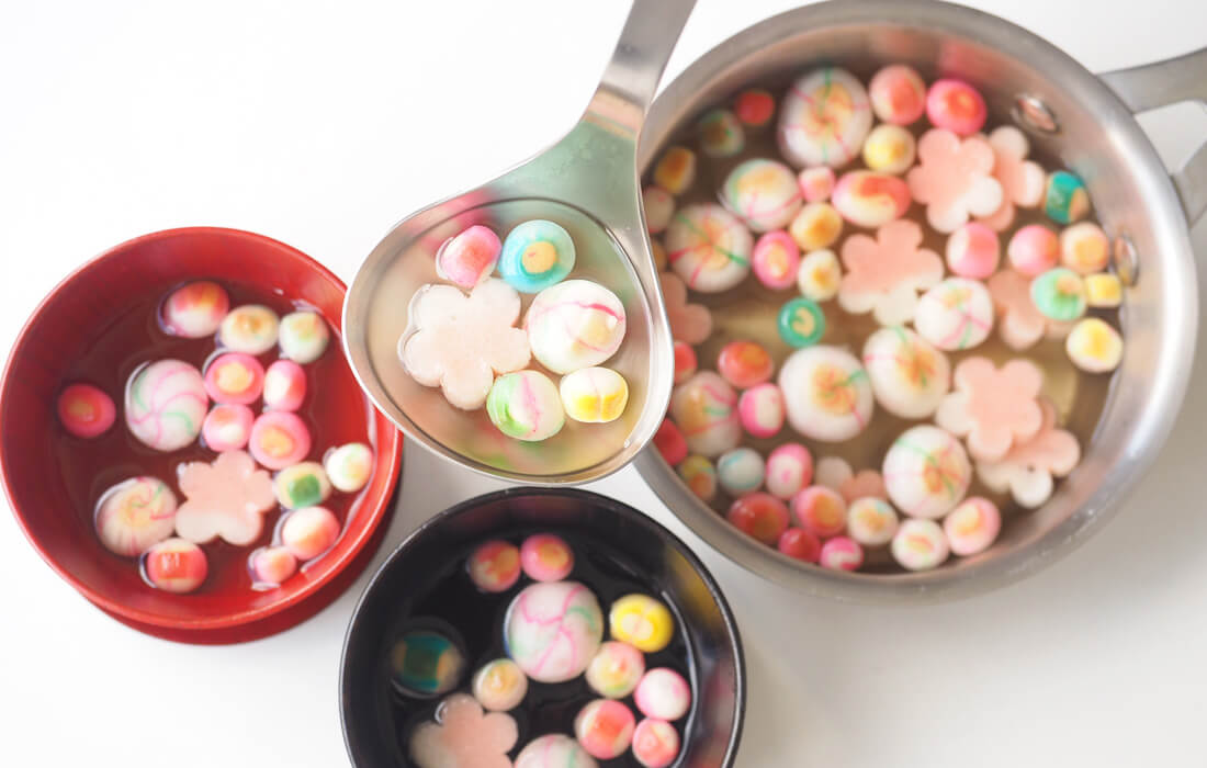 花麩やてまり麩を浮かべたお吸い物の写真