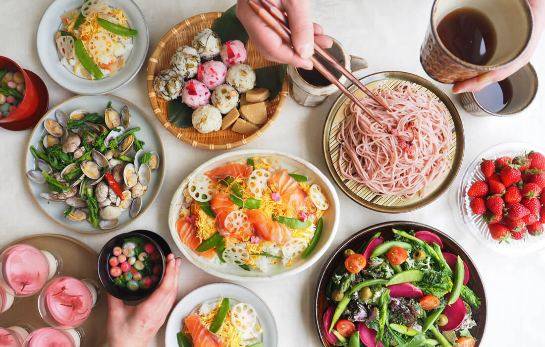 ちらし寿司やお吸い物など春のお祝いテーブルの写真