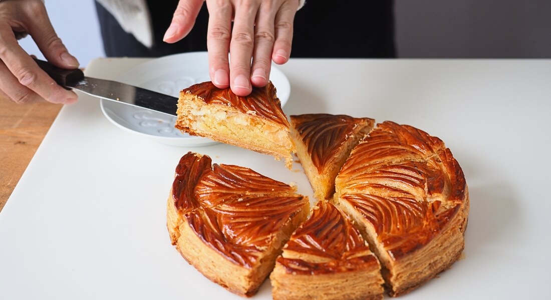 ガレット・デ・ロワをカットしている写真