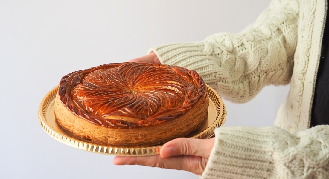 ガレット・デ・ロワを運んでいる写真