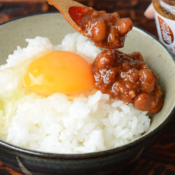食べるだし醤油を卵かけご飯にのせた写真