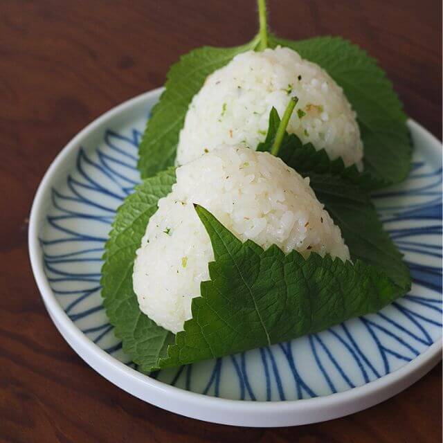焼きさばこんぶ塩を使ったおにぎり写真