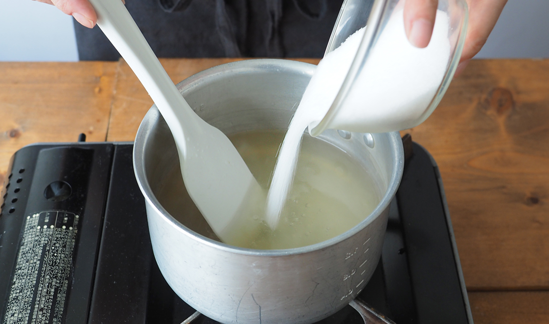 寒天に砂糖を加えている写真