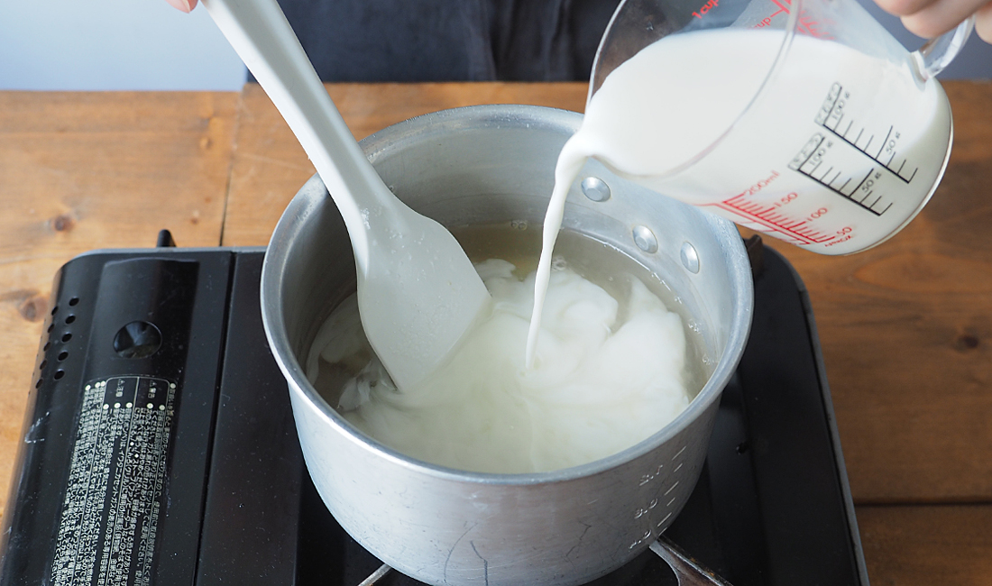 寒天に牛乳を加えている写真