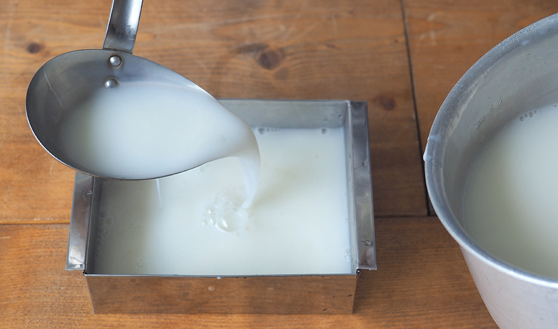 寒天液を流し缶に注いでいる写真