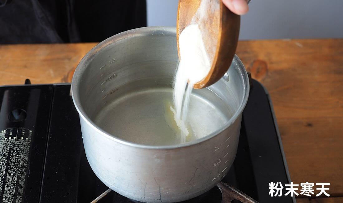 寒天を鍋に入れている写真