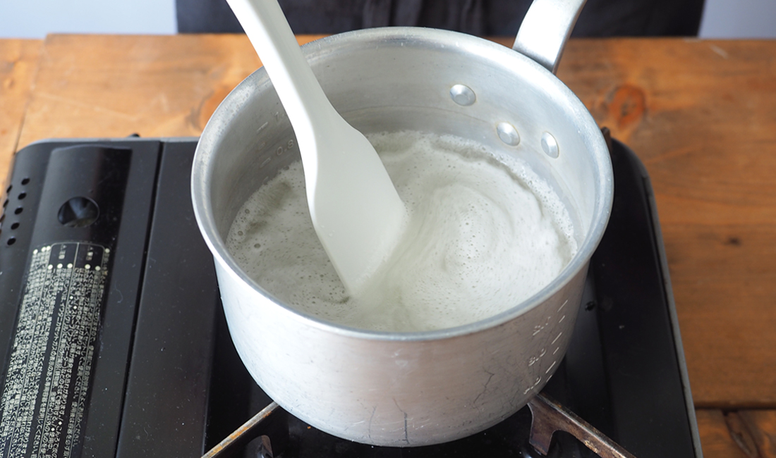 寒天を煮溶かしている写真