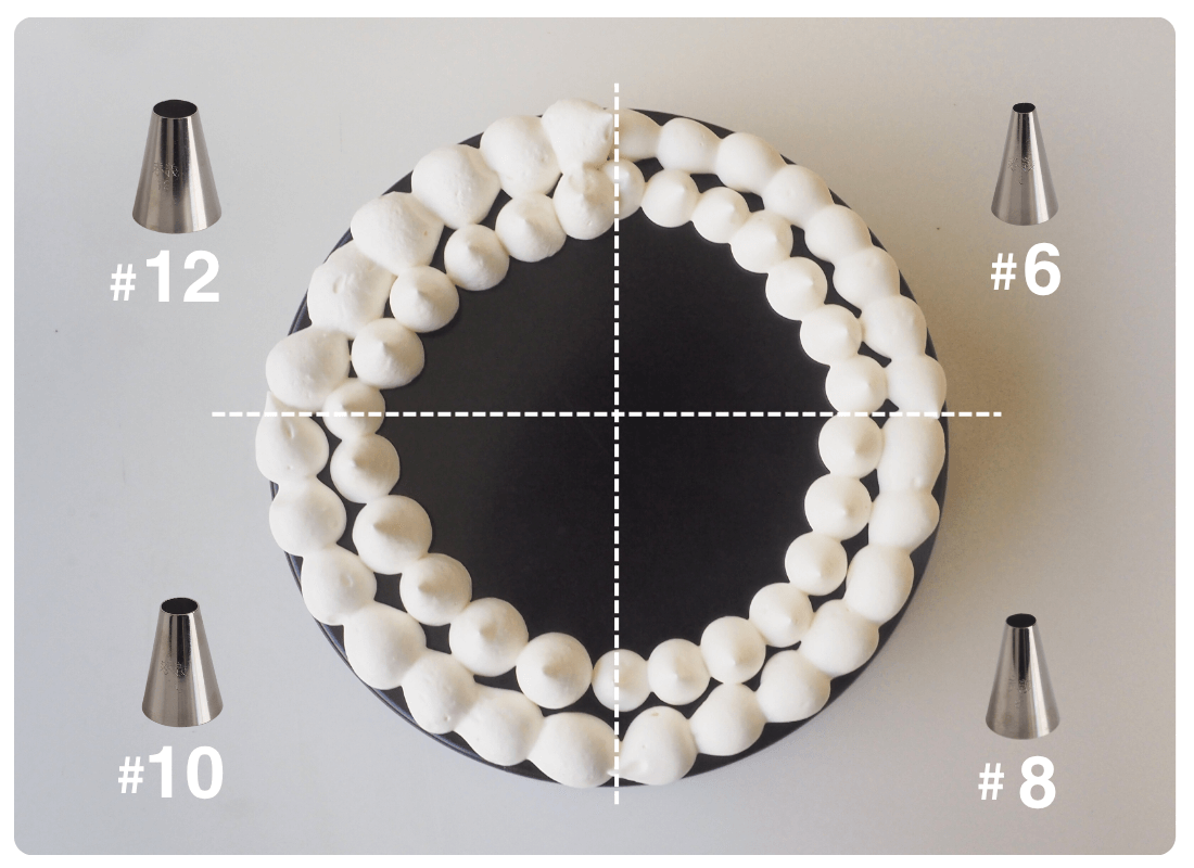 サイズ違いの丸口金でデコ缶の上に絞ったクリームの写真