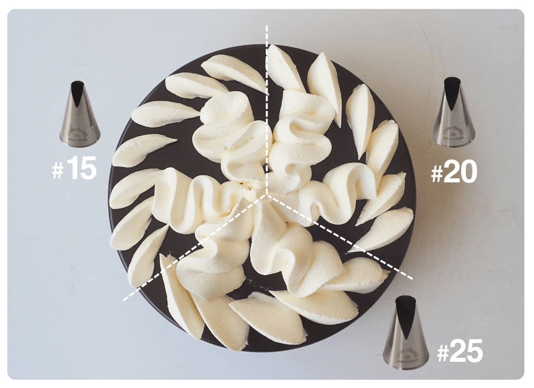 サイズ違いのサントノーレ口金でデコ缶に絞ったクリームの写真