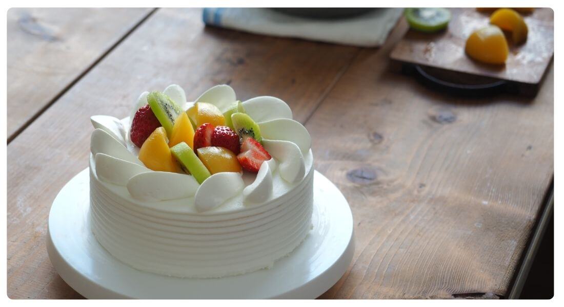 サントノーレ口金でデコレーションしたケーキの写真