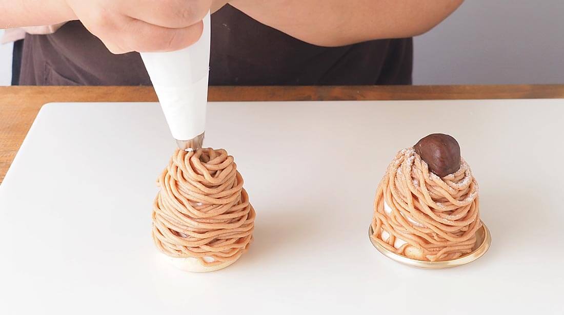 モンブランクリームを絞っている写真