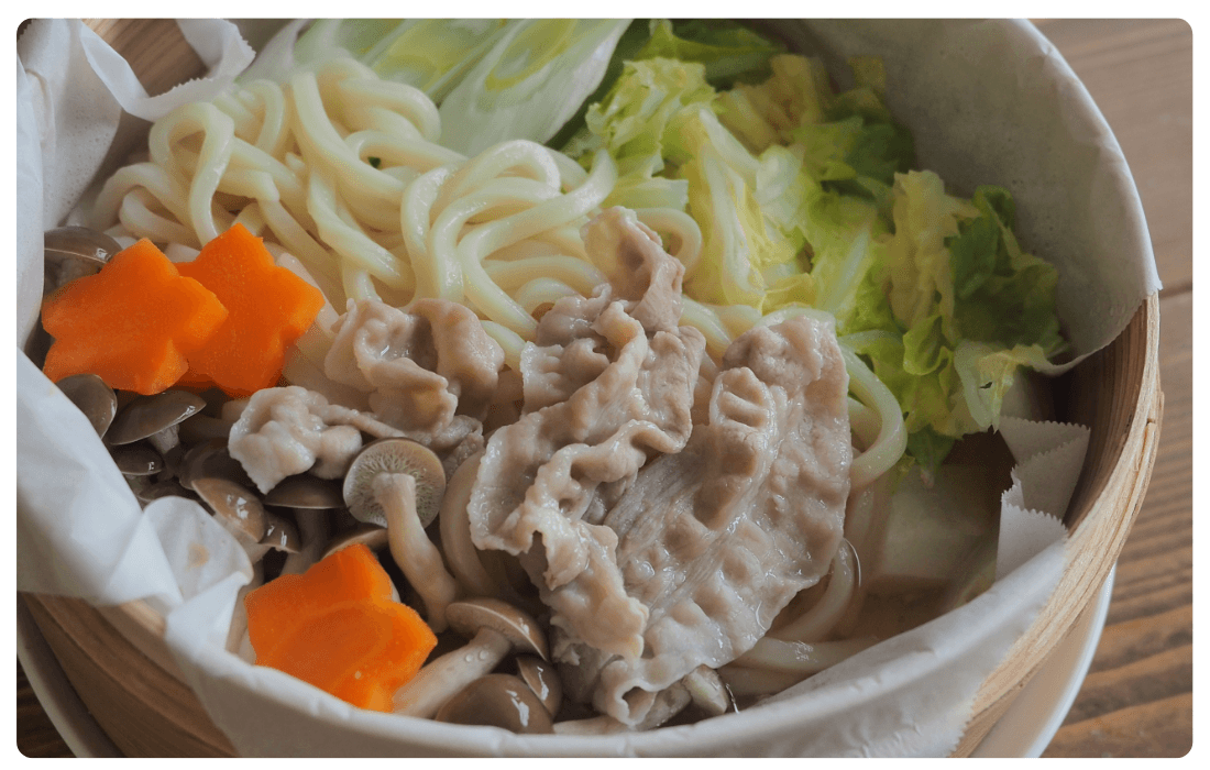 せいろを使った具だくさん簡単うどんの写真