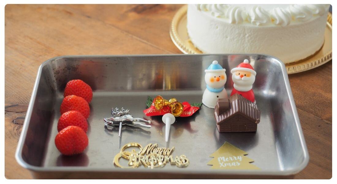 クリスマスケーキ用に準備されたオーナメントの写真