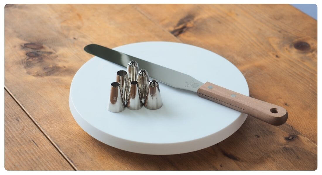 回転台とパレットナイフ、口金の写真