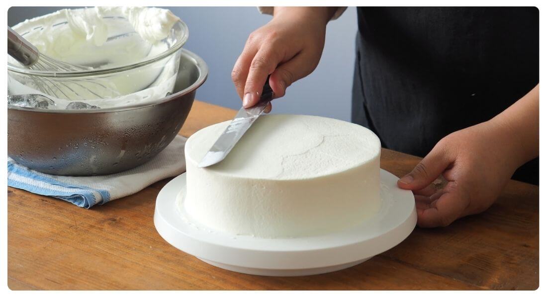 回転台とパレットナイフを使ってナッペをしている写真