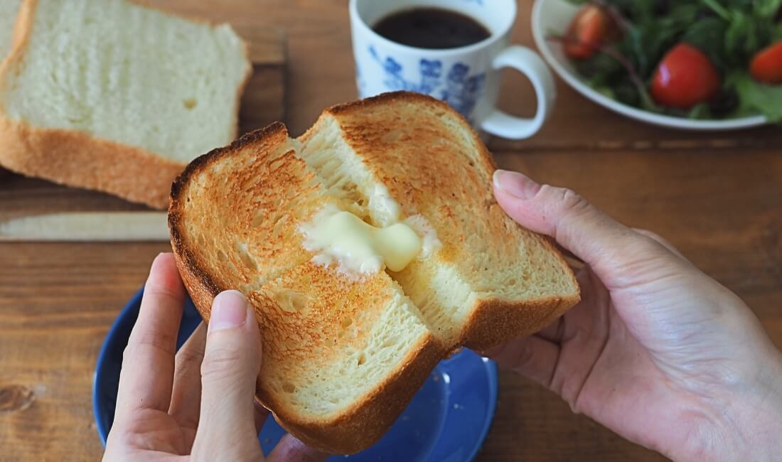 食パンの上でバターが溶けている写真