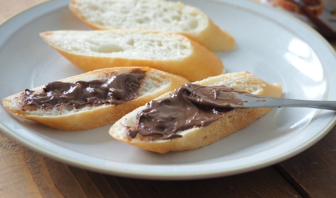 パンに塗ったチョコスプレッドの写真