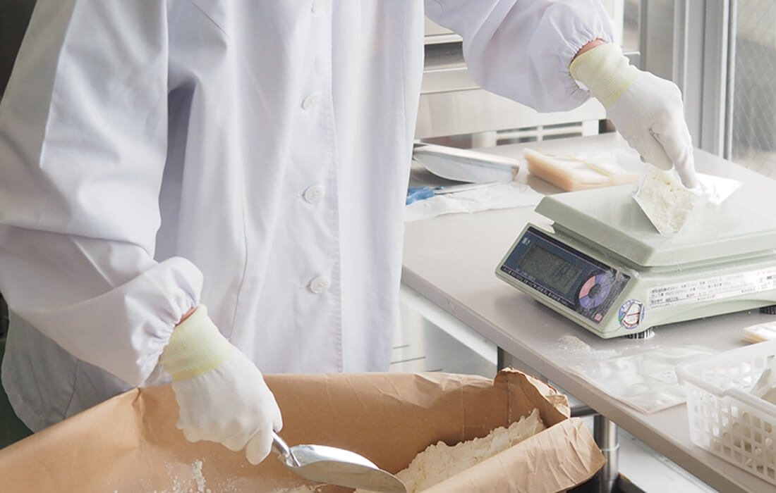 キットの材料を分けている写真