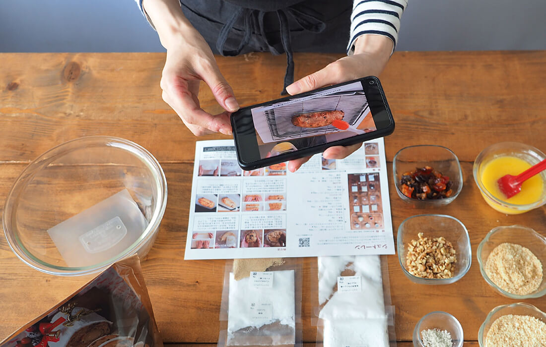 レシピと動画を見ている写真