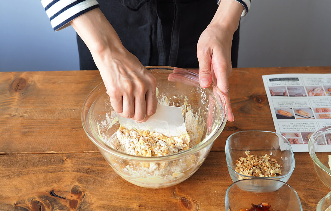 シュトーレンの生地作りをしている写真