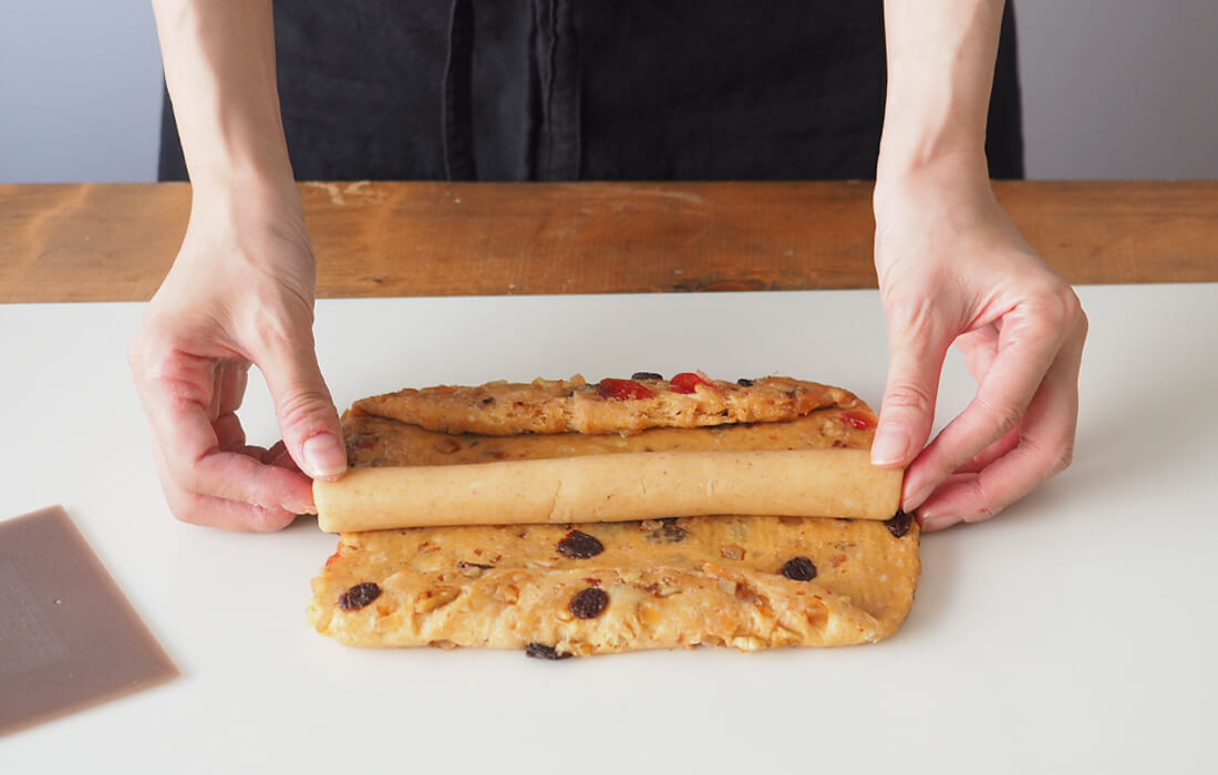 マジパンを生地にのせている写真