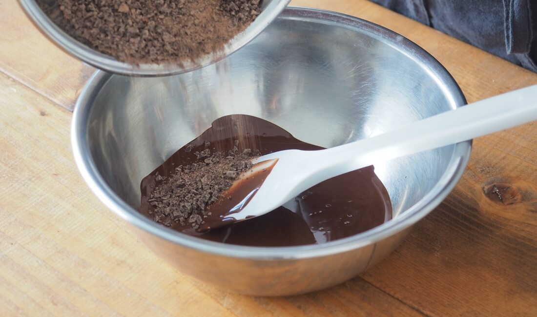 フレーク法でチョコレートのテンパリングをしている画像