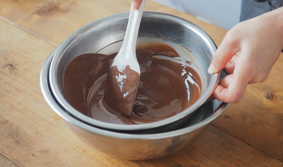 水冷法でチョコレートのテンパリングをしている画像