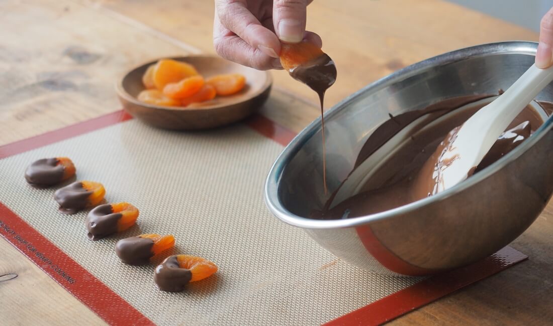 ドライフルーツにチョコがけしている画像