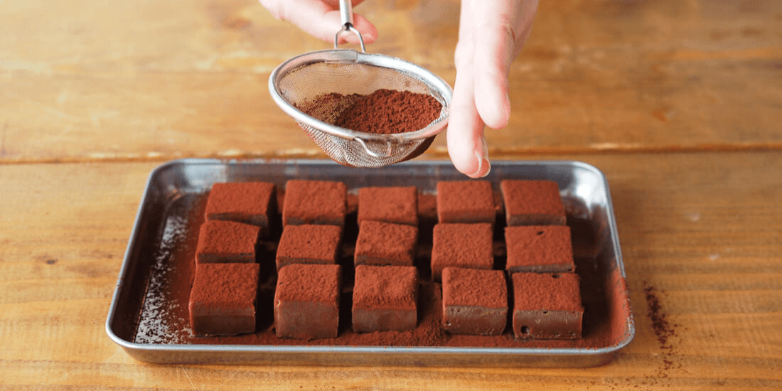 生チョコにココアを振りかけている写真