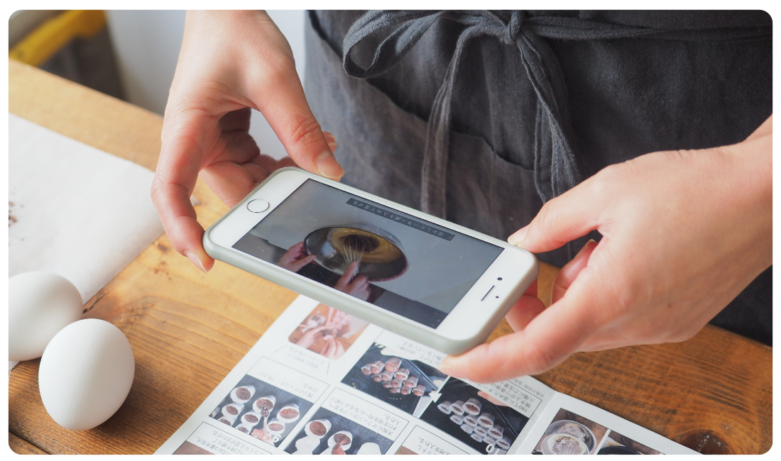 バレンタインキットのレシピと動画を見ている写真