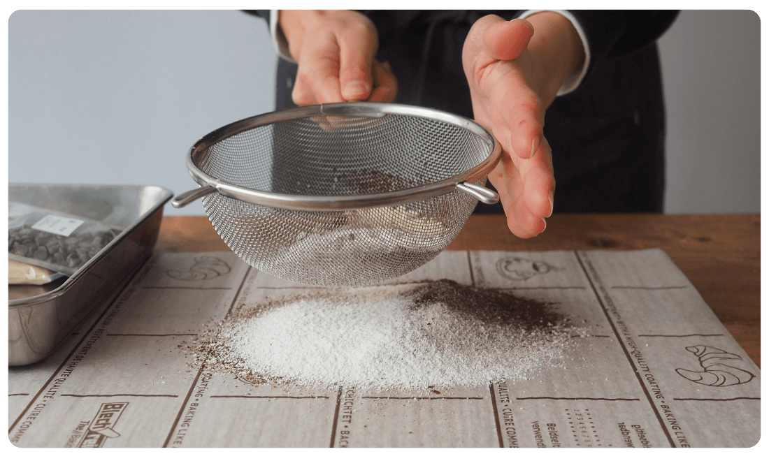 キットにはいっている小麦粉とココアをふるっている写真