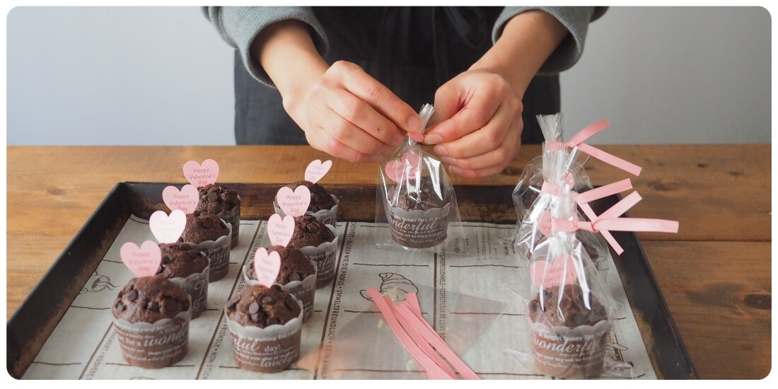 バレンタインキットで作ったお菓子をラッピングしている写真