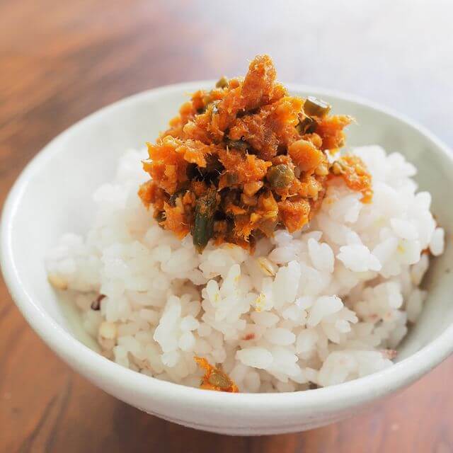 ご飯にのせたラー油鮭ンの写真