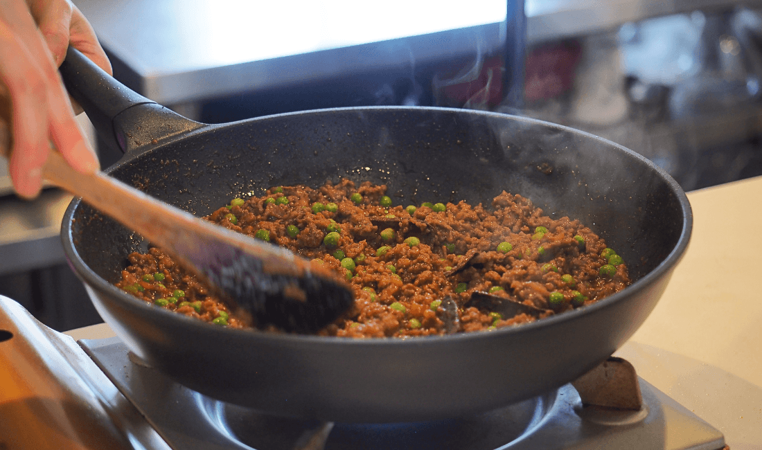 キットでキーマカレーを作っている写真
