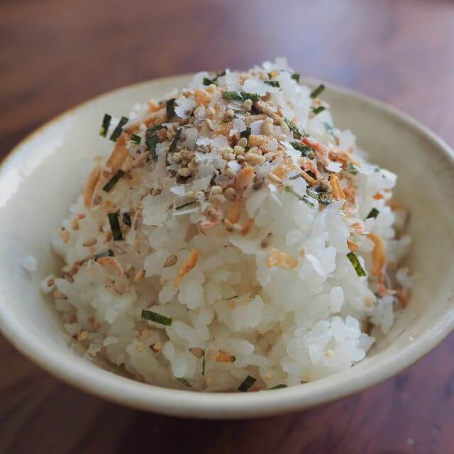 ご飯にのせた海老ふりかけの写真