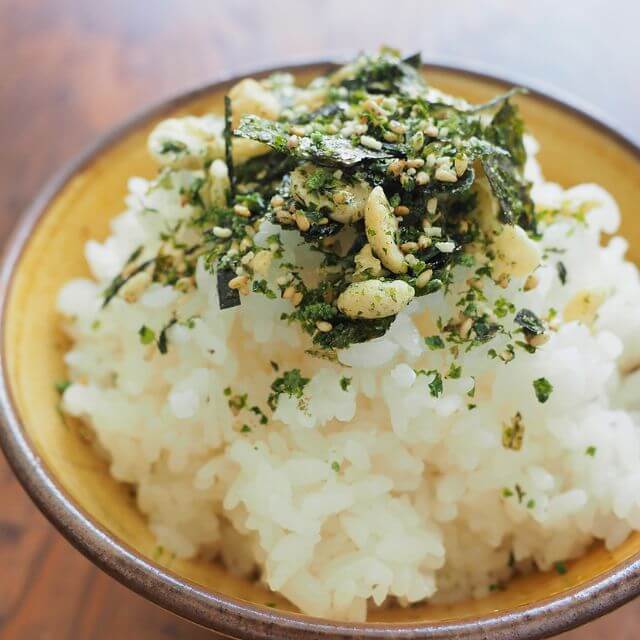 はまぐりあおさふりかけをふりかけたごはんの写真
