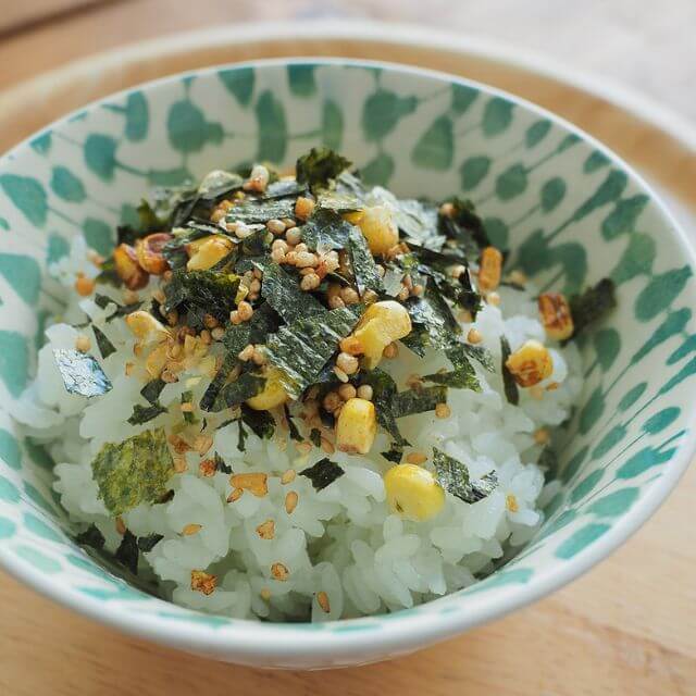 ご飯にのせた焦がし醤油香る焼きとうもろこしふりかけの写真