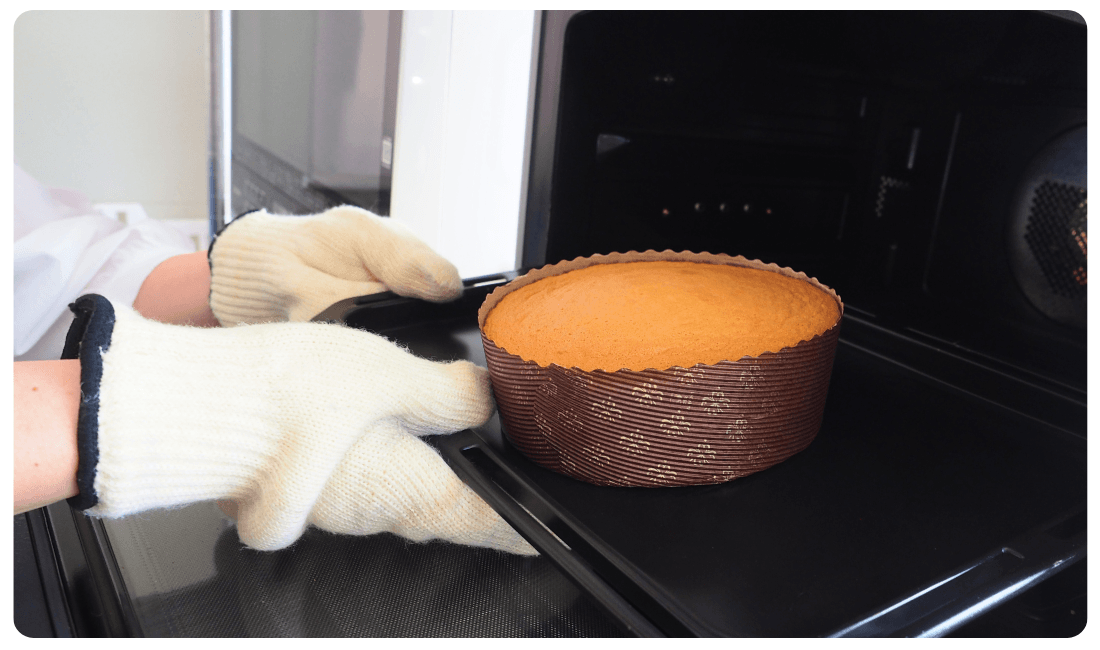 オーブンからスポンジを取り出している写真