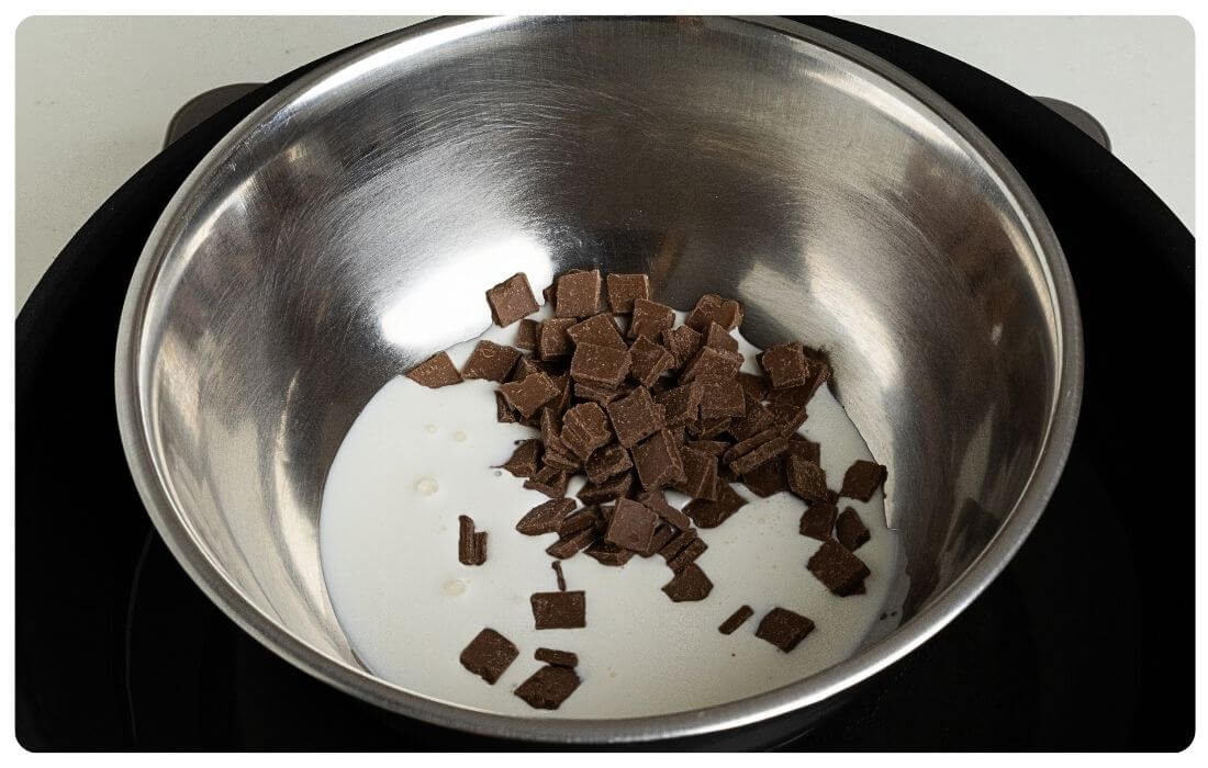 チョコレートと生クリームを湯煎にかけ溶かしている写真