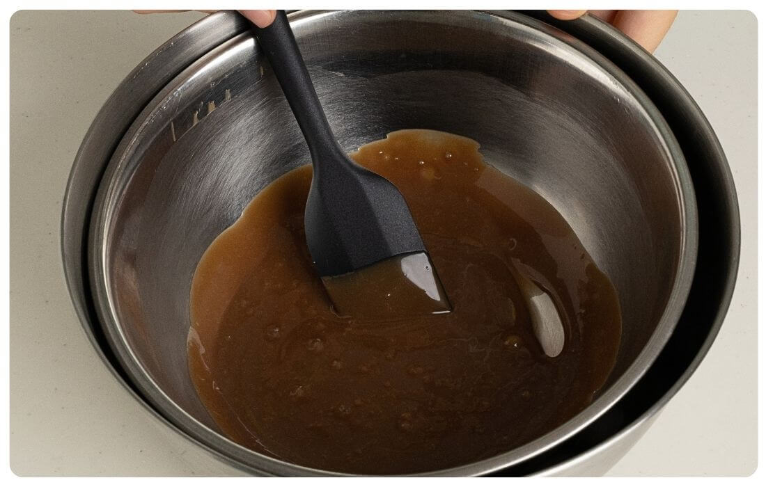 乳化されたガナッシュを冷ましている写真